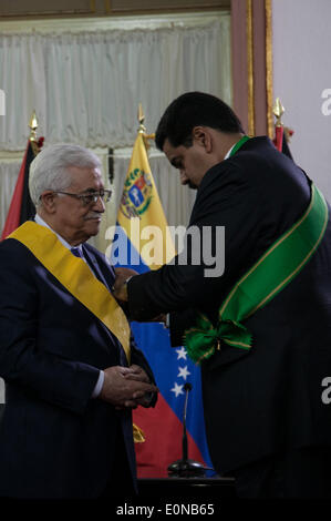 Caracas, Venezuela. 16. Mai 2014. Palästinensische Präsident Mahmoud Abbas (L) bekommt der Francisco de Miranda-Auftrag aus der venezolanische Präsident Nicolas Maduro in Miraflores Palast in Caracas, Venezuela, am 16. Mai 2014. Mahmoud Abbas macht einen offiziellen Besuch in Venezuela vom 15 Mai bis 17. © Boris Vergara/Xinhua/Alamy Live-Nachrichten Stockfoto