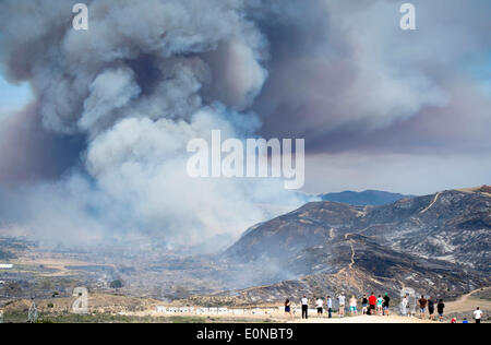 San Diego, Kalifornien, USA. 16. Mai 2014. 16. Mai 2014. Anwohner beobachten das Wildfire auf einem Berg in San Diego, Süd-Kalifornien der Vereinigten Staaten, 16. Mai 2014. Bildnachweis: Yang Lei/Xinhua/Alamy Live-Nachrichten Stockfoto