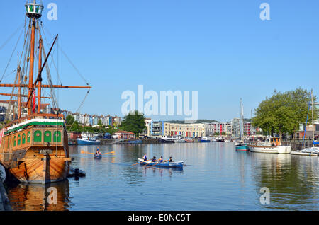 Bristol, UK. 17. Mai 2014. Am frühen Morgen Ruderer gesehen neben dem Segeln Schiff Matthew in der schwimmenden Hafen in der Stadt Bristol in Großbritannien, als die Sonne, einen wunderbaren Tag im Voraus aufgeht. Meteorologen prognostizieren warmes und sonniges Wetter für das Wochenende. Bildnachweis: Robert Timoney/Alamy Live-Nachrichten Stockfoto