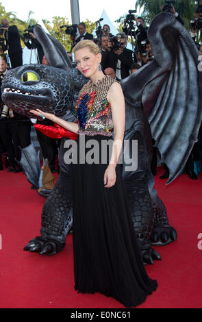 Schauspielerin Cate Blanchett und Ohnezahn, Drachen, besuchen Sie die Premiere von "Wie zu Train Your Dragon 2" während der 67. Internationalen Filmfestspiele von Cannes am Palais des Festivals in Cannes, Frankreich, am 16. Mai 2014. Foto: Hubert Boesl Stockfoto