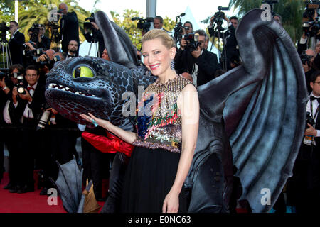 Schauspielerin Cate Blanchett und Ohnezahn, Drachen, besuchen Sie die Premiere von "Wie zu Train Your Dragon 2" während der 67. Internationalen Filmfestspiele von Cannes am Palais des Festivals in Cannes, Frankreich, am 16. Mai 2014. Foto: Hubert Boesl Stockfoto