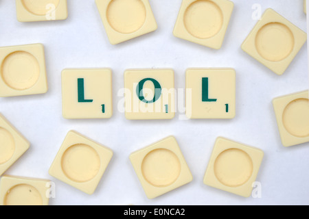 Scrabble Fliesen Auslesen die Worte LOL (lacht laut). Stockfoto