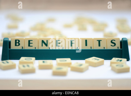Scrabble Fliesen Auslesen der Worte nutzen Stockfoto