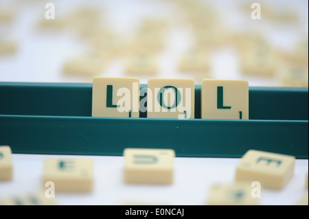 Scrabble Fliesen Auslesen die Worte LOL (lacht laut). Stockfoto