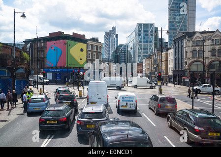 Verkehr auf Shoreditch High Street, Shoreditch, East London, UK Stockfoto