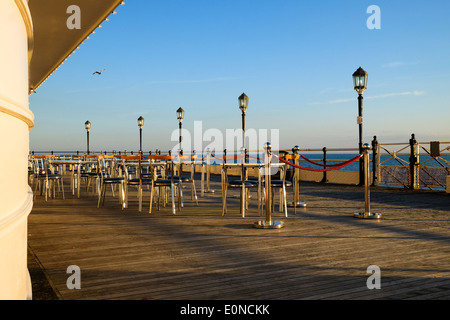 Sitzplätze außen Worthing Pier Süd Pavillon im Abendlicht Stockfoto