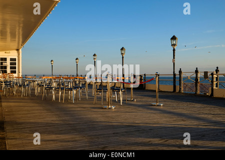 Sitzplätze außen Worthing Pier Süd Pavillon im Abendlicht Stockfoto