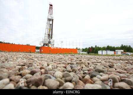 Milowo, Polen 17. Mai 2014 die Firma PGNiG SA begann neue Shale Gas Forschung in Milowo im Norden von Polen (Kartuzy Konzession). Der Bohrvorgang wird 2 Monate dauern und ist bis zu 3800 Meter Tiefe geplant. Bildnachweis: Michal Fludra/Alamy Live-Nachrichten Stockfoto