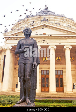 Eine Nahaufnahme der Statue von George Enescu vor das Athenaeum in Bukarest Stockfoto