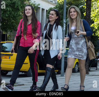 Mädchen gehen auf der Straße, Tirana, Albanien Stockfoto