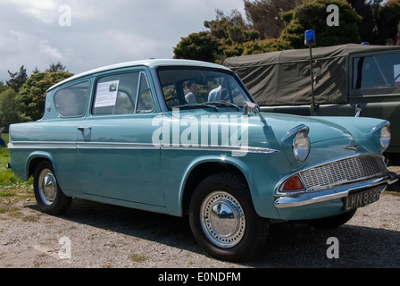 1967 leichten blauen Ford Anglia Super 105E Motorwagen Stockfoto