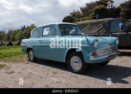 1967 leichten blauen Ford Anglia Super 105E Motorwagen Stockfoto