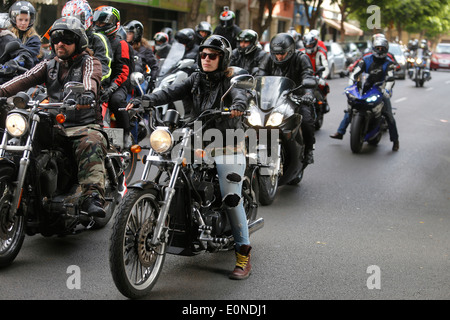 Biker unter den Straßen von Palma De Mallorca während einer lokalen Bike Day Feier in Spanien gesehen Stockfoto