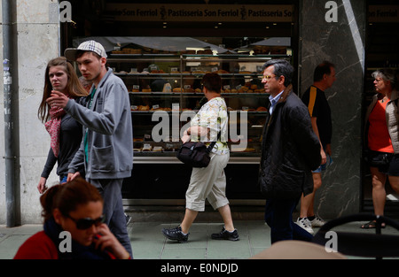 Passanten an einer Einkaufsstraße gesehen Innenstadt von Palma auf der Insel Mallorca, Spanien Stockfoto