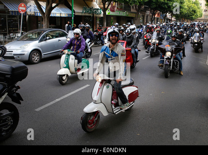 Biker unter den Straßen von Palma De Mallorca während einer lokalen Bike Day Feier in Spanien gesehen Stockfoto