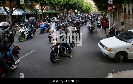 Biker unter den Straßen von Palma De Mallorca während einer lokalen Bike Day Feier in Spanien gesehen Stockfoto