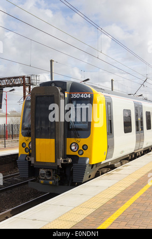 Manchester Glasgow TransPennine Express Klasse 350 Desiro WWU Zug bei Wigan North Western Bahnhof ankommen. Stockfoto