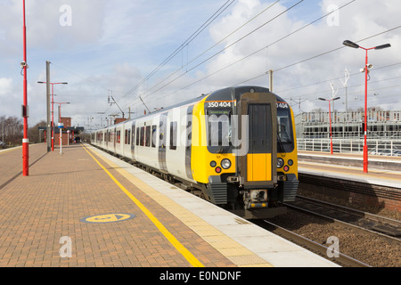 Manchester Glasgow TransPennine Express Klasse 350 Desiro WWU Zug bei Wigan North Western Bahnhof ankommen. Stockfoto