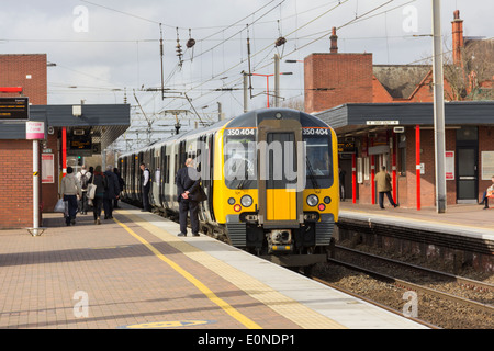 Manchester, Glasgow TransPennine Express Klasse 350 Desiro EMU trainieren am Wigan North Western Station stehen. Stockfoto