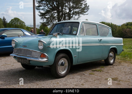 1967 leichten blauen Ford Anglia Super 105E Motorwagen Stockfoto