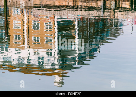 Apartments am Wasser spiegelt sich in den Gewässern von Brighton Marina Stockfoto