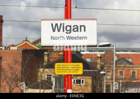 Bahnhof Wigan North Western West Coast Main Line, Zeichen und Warnung an die Bahnsteigkante vorenthalten. Stockfoto