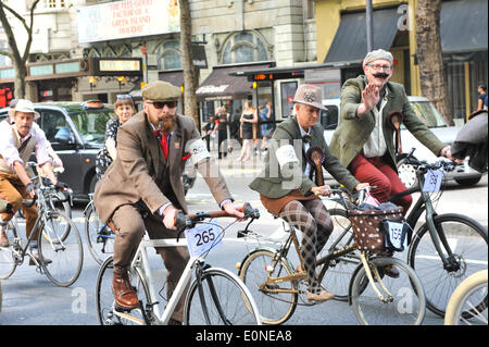 Somerset House, London, UK. 17. Mai 2014. Der Tweed Run Radtour beginnt in London. Bildnachweis: Matthew Chattle/Alamy Live-Nachrichten Stockfoto