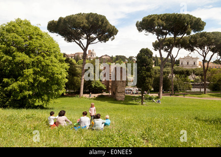 Eine Familie, genießen die Aussicht vom Palatin, Forum Romanum, Rom Italien Europa Stockfoto