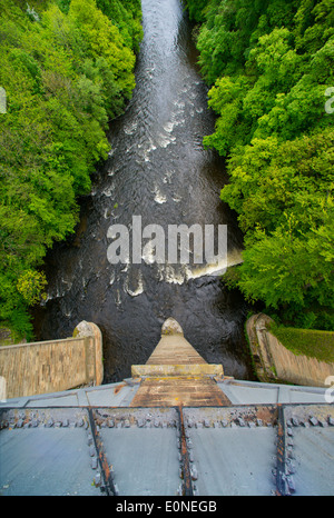 Blick auf den Fluss Dee von Pontcysyllte Aquädukt, Trevor, Nordwales. Stockfoto