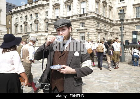 London, UK. 17. Mai 2014. Der Tweed Run, ein Radsport-Event für Liebhaber von Vintage-Mode, beginnt am Somerset House London Credit: Rachel Megawhat/Alamy Live News Stockfoto