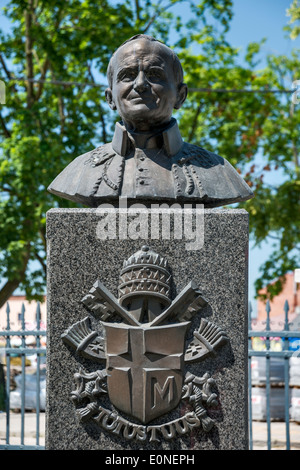 Büste von Papst Johannes Paul II und sein Wappen in Kock, aka Kleinpolen Region Kleinpolen, Polen Stockfoto