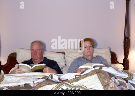 Älteres Paar im Bett lesen Stockfoto