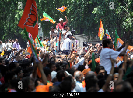 Neu-Delhi, Indien. 17. Mai 2014. Fans begrüßen Indiens wichtigste Oppositionsführer Bharatiya Janata Party (BJP) und Premierminister designierte Narendra Modi in Neu-Delhi, Indien, 17. Mai 2014. Tausende von jubelnden Anhängern begrüßt Modi bei seiner Ankunft in der Hauptstadt Samstag nach seiner Partei mit einer kolossalen Mehrheit bei nationalen Wahlen führen. Bildnachweis: Partha Sarkar/Xinhua/Alamy Live-Nachrichten Stockfoto