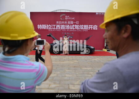 Der chinesischen Nanchang, Jiangxi Provinz. 17. Mai 2014. Besucher sehen einen Tesla Model S elektronische Auto an einer Aktivität in Nanchang, Hauptstadt der Osten Chinas Jiangxi Provinz, 17. Mai 2014. Modell S debütiert in Nanchang zwischen Freitag und Samstag. © Zhou Mi/Xinhua/Alamy Live-Nachrichten Stockfoto