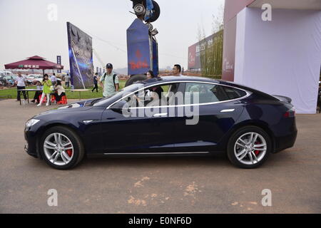 Der chinesischen Nanchang, Jiangxi Provinz. 17. Mai 2014. Ein Besucher fährt ein Tesla Model S elektronische Auto an einer Aktivität in Nanchang, Hauptstadt der Osten Chinas Jiangxi Provinz, 17. Mai 2014. Modell S debütiert in Nanchang zwischen Freitag und Samstag. © Zhou Mi/Xinhua/Alamy Live-Nachrichten Stockfoto