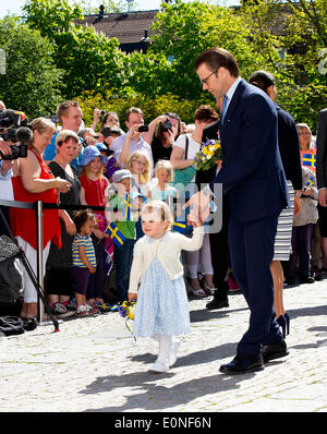 Lindkoping, Schweden. 17. Mai 2014. Prinzessin Estelle und Prinz Daniel von Schweden erreichen die Burg in Lindkoping, Schweden, 17. Mai 2014. Das kleine Mädchen hat ihre erste offizielle Pflicht wie eine Prinzessin, ein Märchen Weg. Foto: RPE-Albert Nieboer Live News WIRE SERVICE/Dpa/Alamy Credit: Dpa picture-Alliance/Alamy Live News Stockfoto