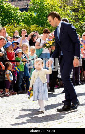 Lindkoping, Schweden. 17. Mai 2014. Prinzessin Estelle und Prinz Daniel von Schweden erreichen die Burg in Lindkoping, Schweden, 17. Mai 2014. Das kleine Mädchen hat ihre erste offizielle Pflicht wie eine Prinzessin, ein Märchen Weg. Foto: RPE-Albert Nieboer Live News WIRE SERVICE/Dpa/Alamy Credit: Dpa picture-Alliance/Alamy Live News Stockfoto