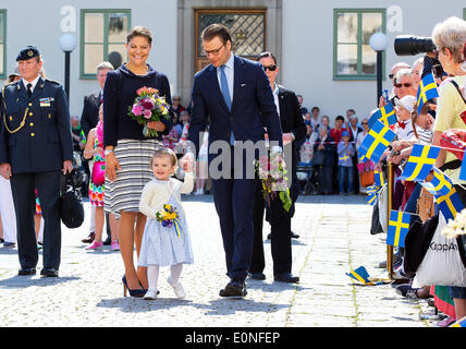 Lindkoping, Schweden. 17. Mai 2014. Prinzessin Estelle und ihre Eltern Kronprinzessin Victoria und Prinz Daniel von Schweden erreichen die Burg in Lindkoping, Schweden, 17. Mai 2014. Das kleine Mädchen hat ihre erste offizielle Pflicht wie eine Prinzessin, ein Märchen Weg. Foto: RPE-Albert Nieboer Live News WIRE SERVICE/Dpa/Alamy Credit: Dpa picture-Alliance/Alamy Live News Stockfoto