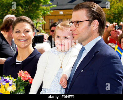 Lindkoping, Schweden. 17. Mai 2014. Prinzessin Estelle und ihre Eltern Kronprinzessin Victoria und Prinz Daniel von Schweden erreichen die Burg in Lindkoping, Schweden, 17. Mai 2014. Das kleine Mädchen hat ihre erste offizielle Pflicht wie eine Prinzessin, ein Märchen Weg. Foto: RPE-Albert Nieboer Live News WIRE SERVICE/Dpa/Alamy Credit: Dpa picture-Alliance/Alamy Live News Stockfoto