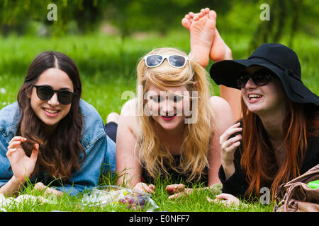 London, UK. 17. Mai 2014. Drei Studenten, Saphia, Billie und Bethan [geprüft, korrekte] machen Sie eine Pause von ihren Studien, das warme Wetter im Regents Park genießen, wie London sonnt sich in das wärmste Wetter in diesem Jahr. Bildnachweis: Paul Davey/Alamy Live-Nachrichten Stockfoto