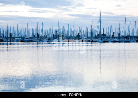 Masten der Segelboote vor Anker im Hafen in der Nähe von Saint-Malo Stockfoto