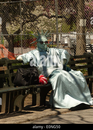 Mann, gekleidet wie die Statue of Liberty im Battery Park, New York Stockfoto