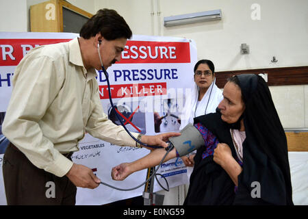 Quetta. 17. Mai 2014. Ein pakistanischer Arzt überprüft Blutdruck eines Patienten während der Welt Hypertonie Tag im Südwesten Pakistans Quetta, 17. Mai 2014. © Asad/Xinhua/Alamy Live-Nachrichten Stockfoto