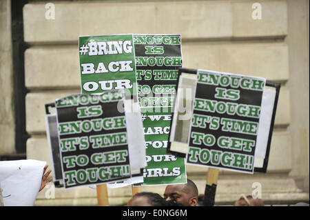 Northumberland Avenue, London, UK. 17. Mai 2014. Eine Ameise-Boko Haram Demonstranten außerhalb der Nigerian Cultural Centre in London. Bildnachweis: Matthew Chattle/Alamy Live-Nachrichten Stockfoto