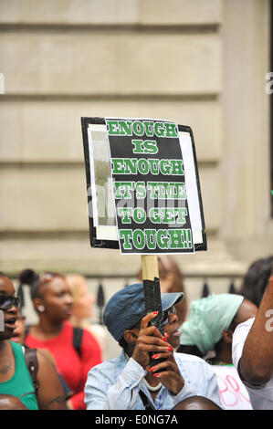 Northumberland Avenue, London, UK. 17. Mai 2014. Eine Ameise-Boko Haram Demonstranten außerhalb der Nigerian Cultural Centre in London. Bildnachweis: Matthew Chattle/Alamy Live-Nachrichten Stockfoto