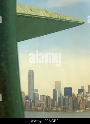 Senken Sie Manhattan Skyline von der Krone der Statue of Liberty mit neuen Freedom Tower, One WTC Stockfoto