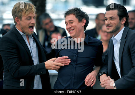 Cannes, Frankreich. 17. Mai 2014. Director Bertrand Bonello (C) stellt mit dem Schauspieler Jeremie Renier (L) und Gaspard Ulliel bei einem Fototermin für den Film "Saint Laurent" bei den 67. Filmfestspielen in Cannes, Südfrankreich, am 17. Mai 2014. Bildnachweis: Chen Xiaowei/Xinhua/Alamy Live-Nachrichten Stockfoto