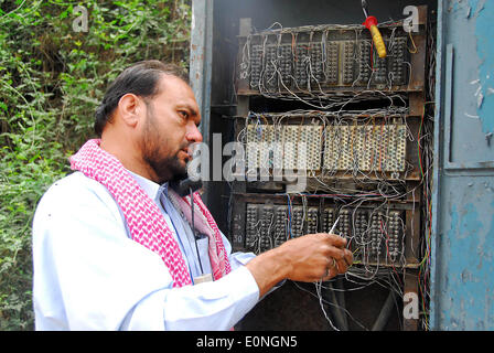 Islamabad. 17. Mai 1865. Ein Ingenieur Reparaturen Telecom Board über Welt Telekommunikation und Gesellschaft-Infotag in Islamabad, der Hauptstadt von Pakistan am 17. Mai 2014. Welt-Telekommunikation und Gesellschaft-Info-Tag soll zum Gedenken an die Gründung der International Telecommunication Union am 17. Mai 1865, und markieren Sie ihre Rolle in der Welt zu verbinden. © Saadia Seher/Xinhua/Alamy Live-Nachrichten Stockfoto