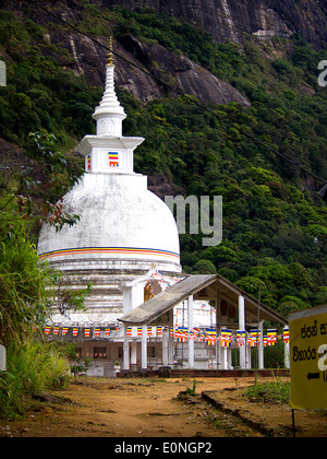 Buddhistischen Fahnen auf eine Kapelle in Sri Lanka Stockfoto