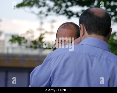 Zwei Männer reden über einen Drink nach der Arbeit Stockfoto